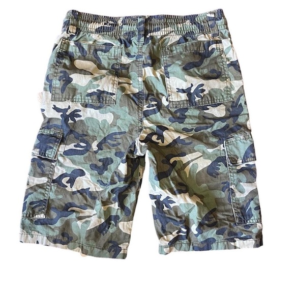 beautiful Y2K green camo shorts - Picture 2 of 2